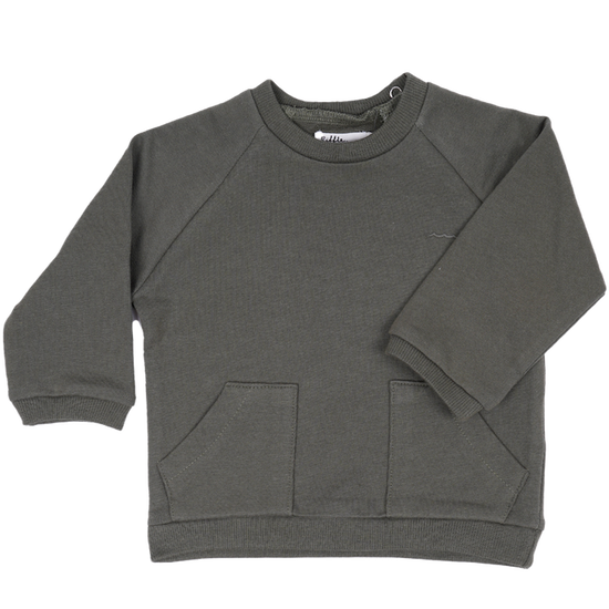 This picture shows an olive green organic cotton kids sweater in the colour olive. Two front pockets. Available from newborn till 5 years old. 