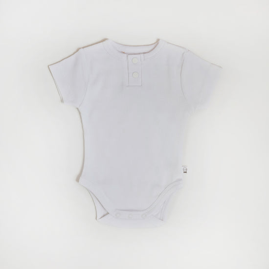 Short Sleeve Bodysuit - Milk whit. Snaps at the bottom for easy changing. Available from newborn till 1Y 