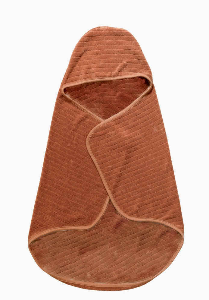 This picture shows an organic hooded baby towel. In the colour toffee