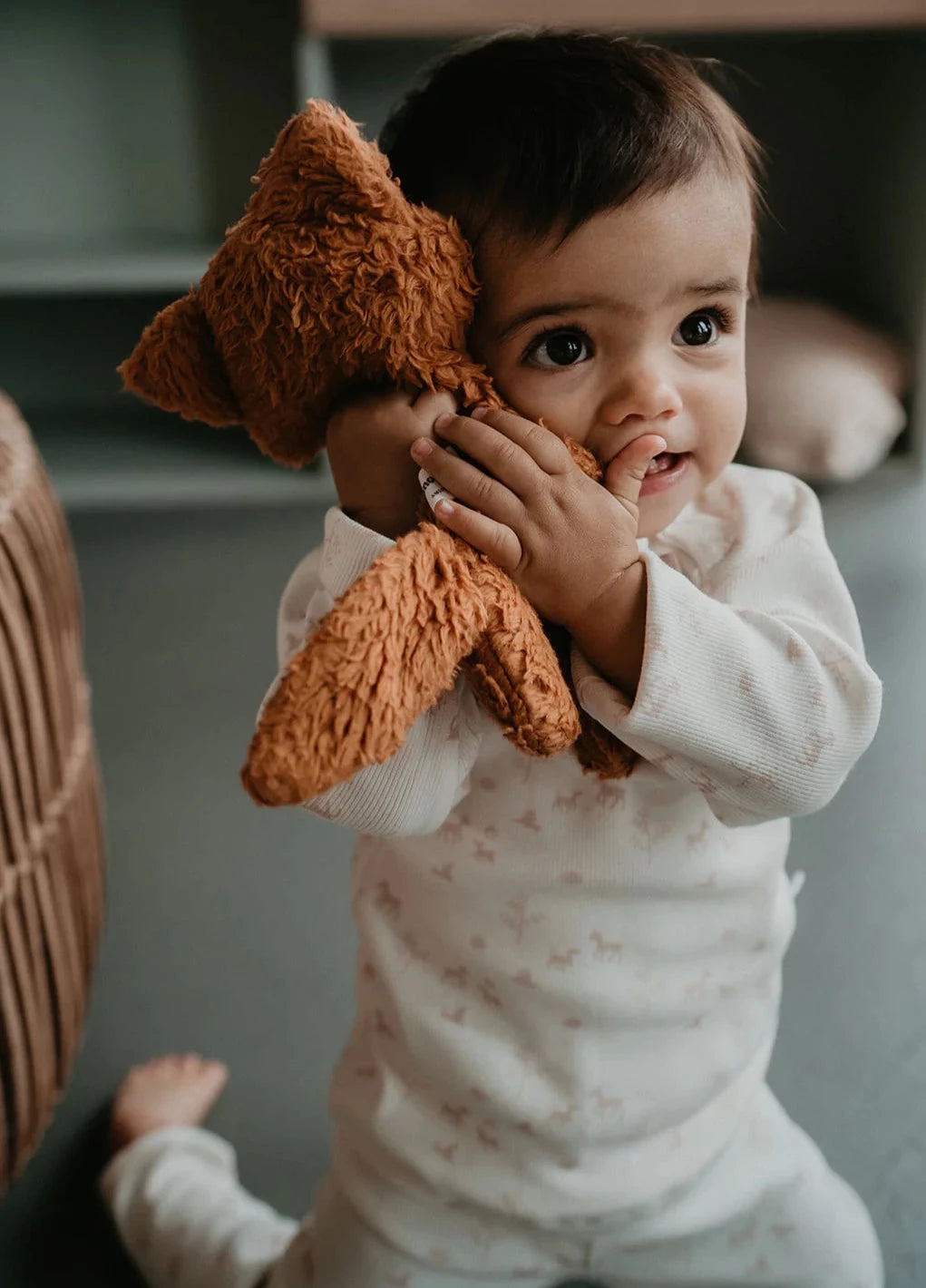 This picture shows a toddler wearing the organic cotton pyjama set from Snoozebaby
