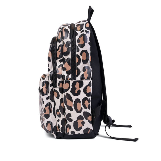 This picture shows a kids backpack in leopard print. Made from recycled plastic. Adjustable comfort straps. Front pocket with zip.