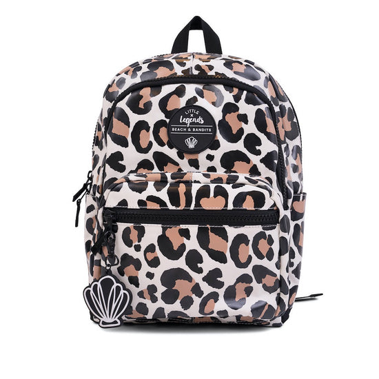 This picture shows a kids backpack in leopard print. Made from recycled plastic. Adjustable comfort straps. Front pocket with zip. 