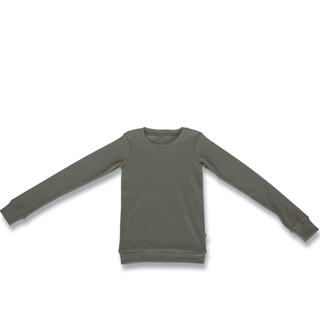 This long sleeve pyjama set from Feeēn mini made from premium organic cotton is super soft on the skin and stretchy to allow comfort. Available in the colour khaki/sage and from 1y till 8 years. 