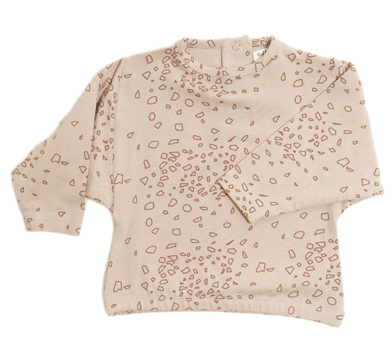 This picture shows a kids  top with butterfly sleeves in a soft pink colour with a scattered stone print. Made from 100% Gots organic cotton