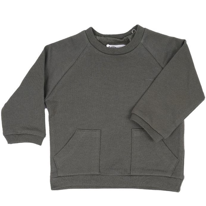 This picture shows an olive green organic cotton kids sweater in the colour olive. Two front pockets. Available from newborn till 5 years old. 