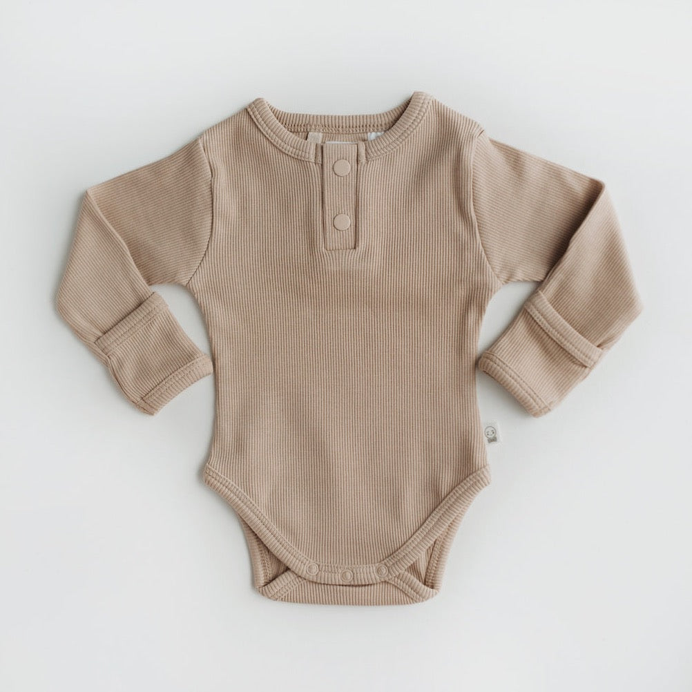 Load image into Gallery viewer, Gots organic long sleeve bodysuit from newborns to toddlers n beige. Handmittens. 
