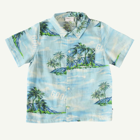 This picture shows a short sleeve kids shirt with Hawaii print. Straight fit. 